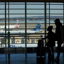 Criza bugetară din SUA afectează transportul aerian: mii de zboruri anulate și întârzieri majore