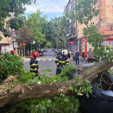 Furtună în România. Clădiri avariate, copaci doborâți și acoperișuri smulse. O persoană a decedat (FOTO)