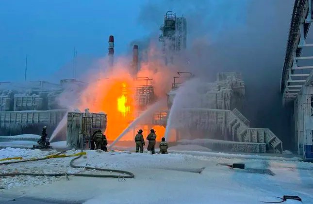Un terminal cu gaz a luat foc în portul din regiunea Leningrad. Ar fi vorba de un atac cu drone
