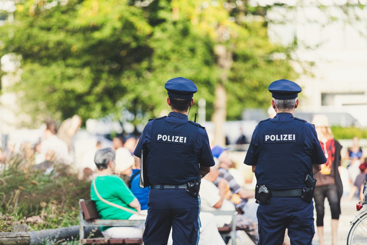 Rețea de extremiști a atras și agresat persoane LGBTQ+ prin capcane online: 15 arestări în Austria și Slovacia

