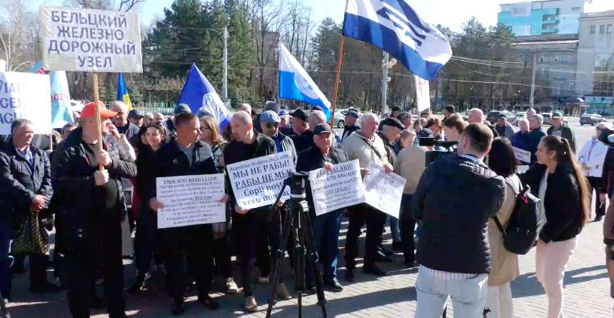Feroviarii au ieșit la protest în fața Guvernului să-și ceară salariile restante (LIVE)