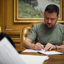 Zelenski semnează o lege care permite cetățenilor de peste 60 de ani să se înroleze voluntar în armată în timpul legii marțiale