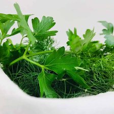 Mărar și pătrunjel importat cu norma de pesticide depășită. ANSA a distrus 15 mii de kilograme de verdeață 