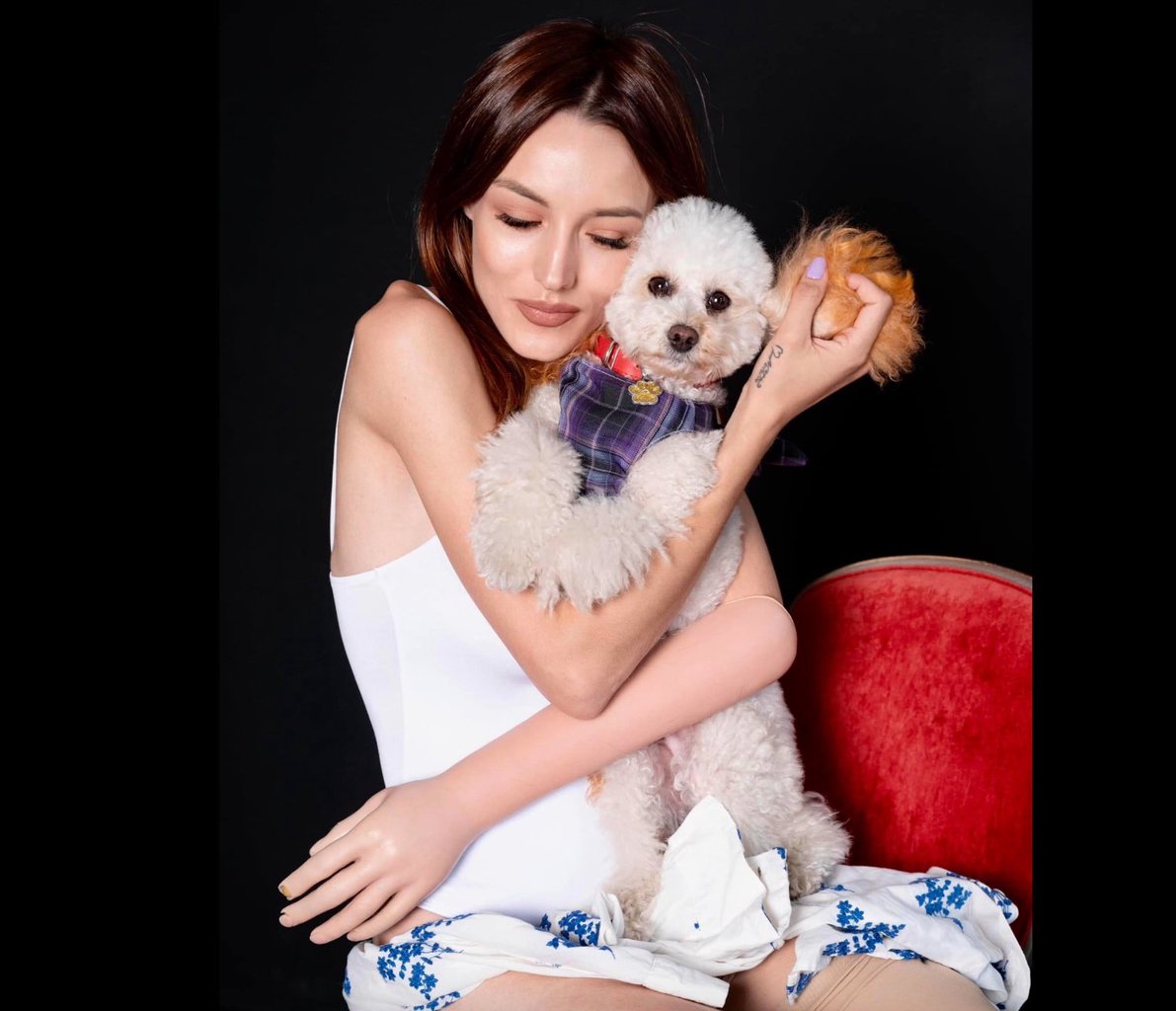 Tratament de 120 mii de euro: O tânără cere ajutor ca să-și asigure deplasarea liberă. Are nevoie de proteze noi