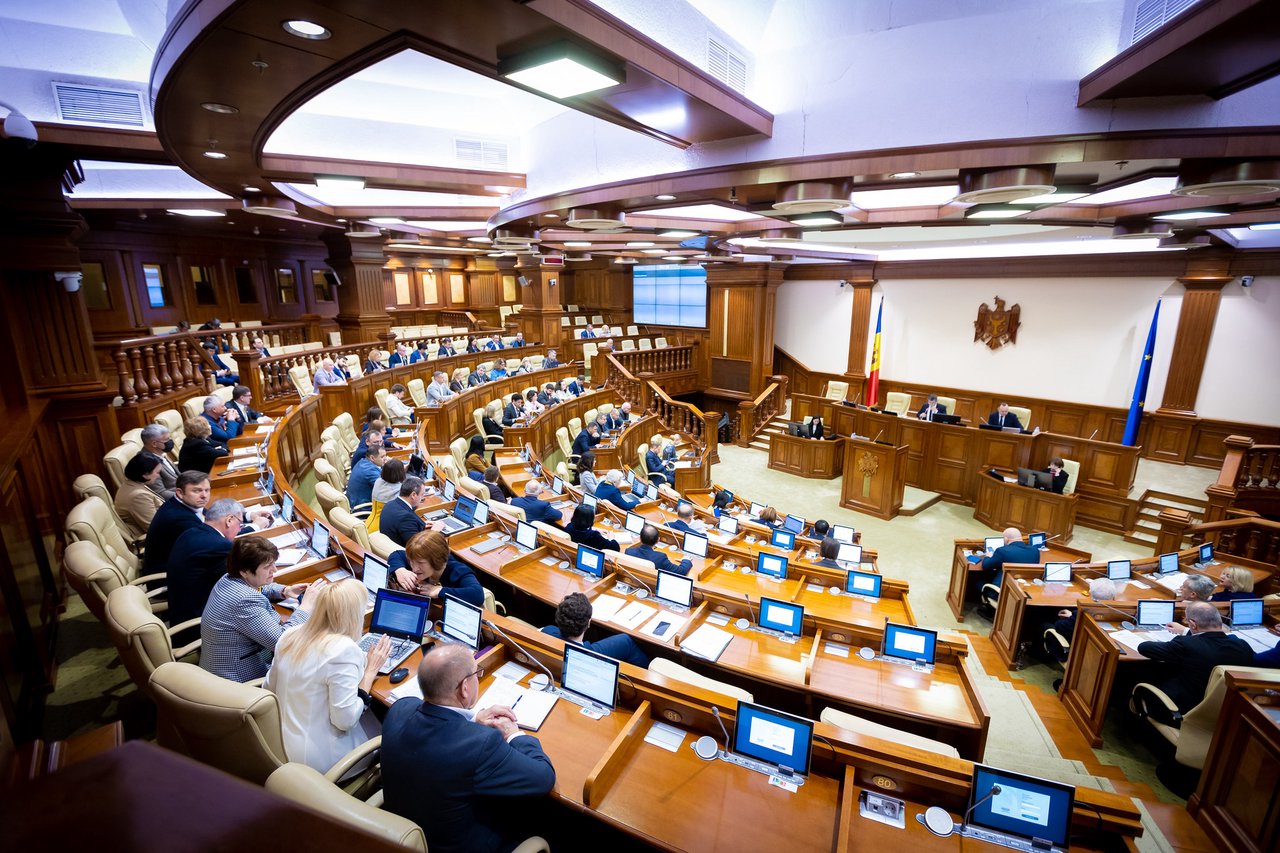 Două ședințe de Parlament, în vizorul Promo -LEX: Ordinea de zi a întrunirilor a fost modificată în proporție de 383.3%, iar transparența decizională - afectată în proporție de 32%