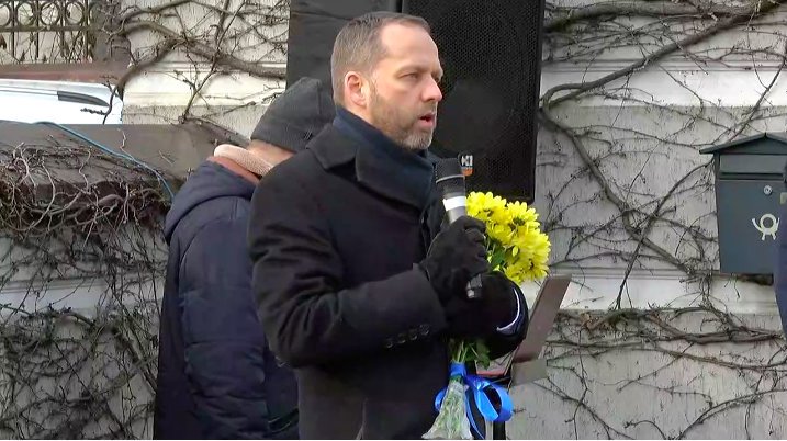 În memoria victimelor. Oamenii depun flori la Ambasada Ucrainei la Chișinău (LIVE)