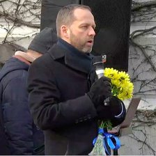 În memoria victimelor. Oamenii depun flori la Ambasada Ucrainei la Chișinău (LIVE)