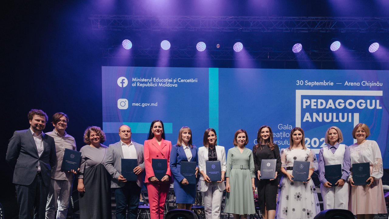 Cei mai buni pedagogi ai anului au fost premiați cu câte 50 de mii de lei. Vezi cine sunt câștigătorii