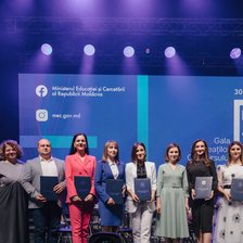 Cei mai buni pedagogi ai anului au fost premiați cu câte 50 de mii de lei. Vezi cine sunt câștigătorii