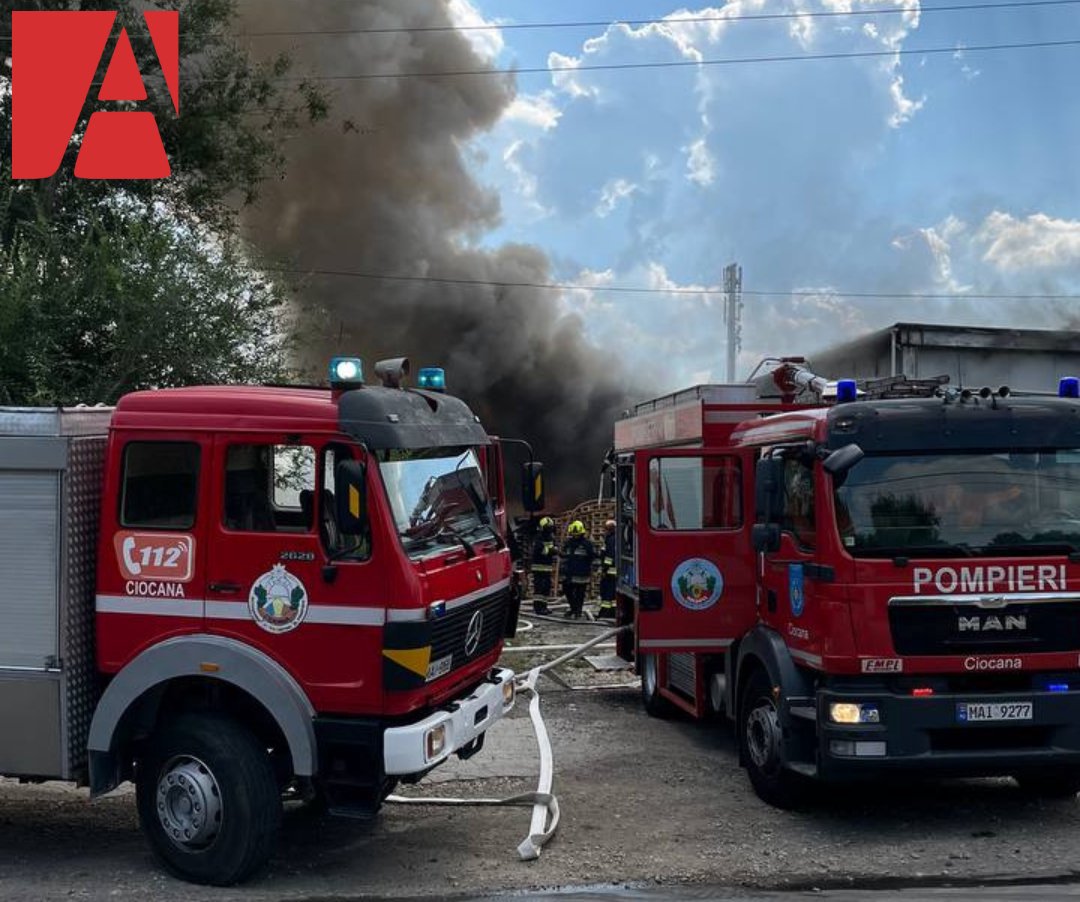 Incendiu de proporții la Ghidighici: 400 m2 a unui depozit și un camion au fost afectate de flăcări (VIDEO)