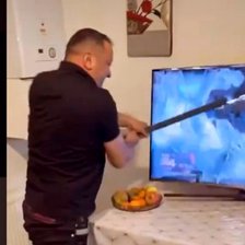 Unii și-au distrus actele de identitate, alții – televizoarele. Susținători ai lui George Simion, revoltați după înfrângerea din alegeri (VIDEO)