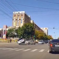 Accident rutier în capitală. O femeie a fost transportată la spital (VIDEO)