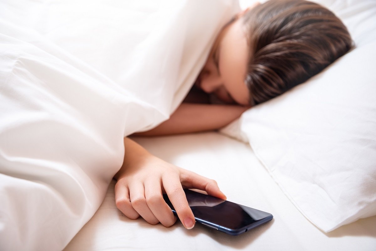 De ce nu e bine să dormi cu telefonul sub pernă. Efecte mai serioase decât ai crede

