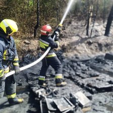 Strada Petricani: Incendiu pe teritoriul unei întreprinderi. Trei echipaje de pompieri, la fața locului