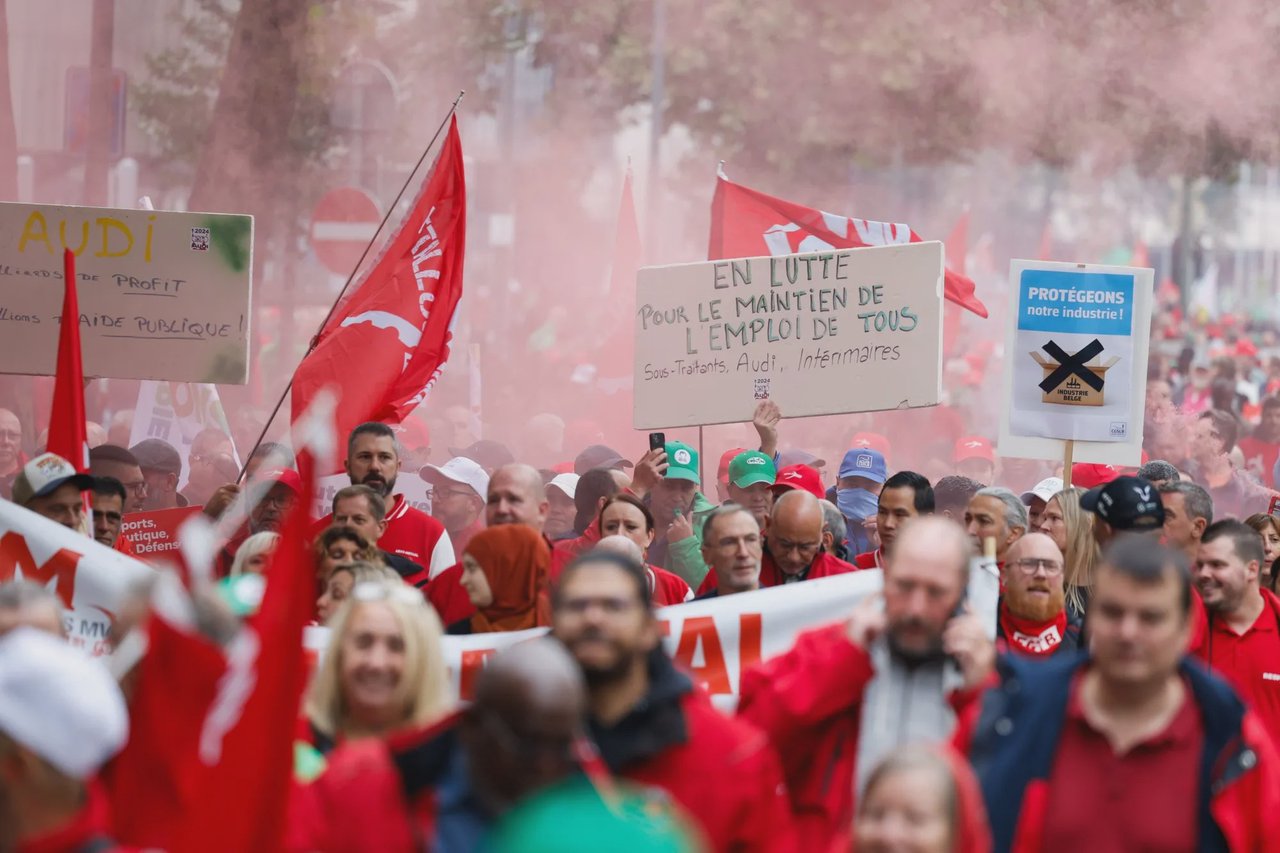 Proteste la Bruxelles: Mii de muncitori din industria auto au blocat străzile din jurul Parlamentului European