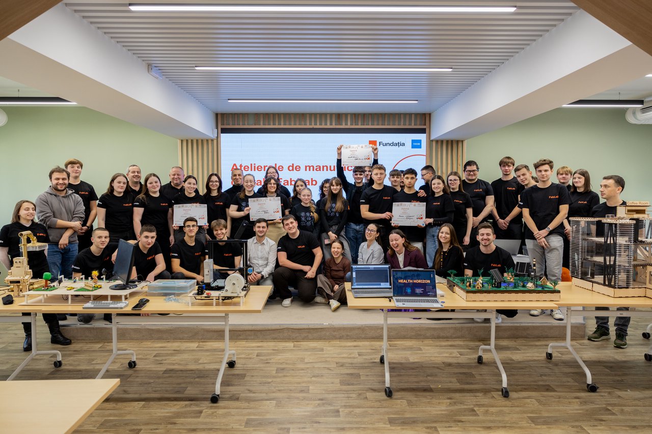 Alți 250 de tineri au absolvit cursurile de manufactură digitală Fab Lab, derulate de Fundația Orange
