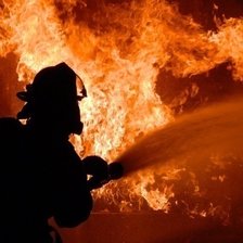 Incendiu într-un bloc din capitală: 18 persoane au fost evacuate