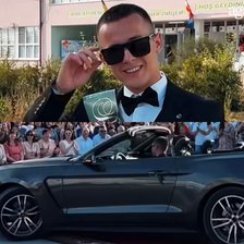 Absolvire cu fast la Congaz: Plimbare cu o decapotabilă și vacanță-cadou pentru dirigintă