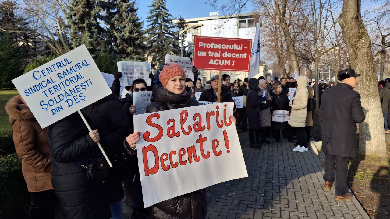 Profesorii, agricultorii și meteorologii protestează simultan în fața Parlamentului. Care le sunt solicitările (VIDEO)