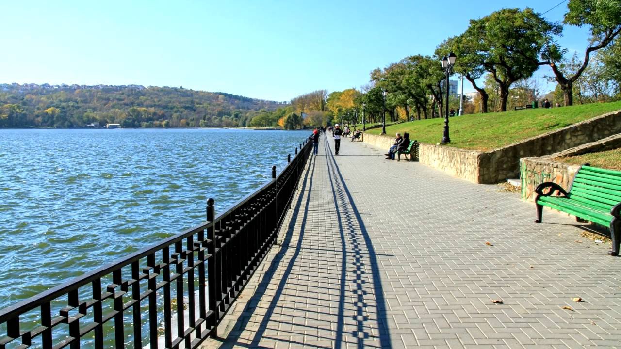 Un bărbat a fost găsit mort într-un parc din capitală