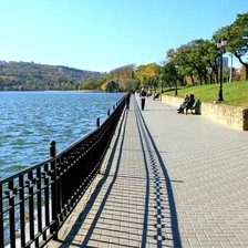 Un bărbat a fost găsit mort într-un parc din capitală