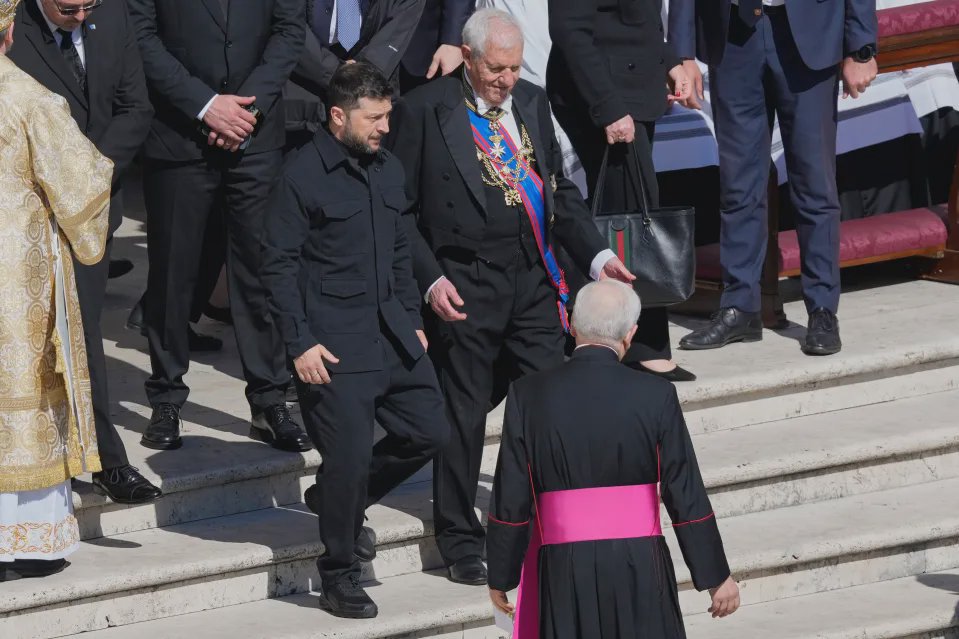 Volodimir Zelenski, primit cu aplauze de mulțimea aflată în Piața Sfântul Petru pentru înmormântarea Papei Francisc (VIDEO)