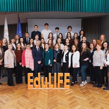 Peste 25.000 de elevi au acces la clasele EduLIFE: Spații cu echipament IT și platformă de discuții despre „modul sănătos de viață”
