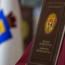 Limba română, introdusă cu erori în Constituție. Ce semnalează juriștii și cum reacționează PAS