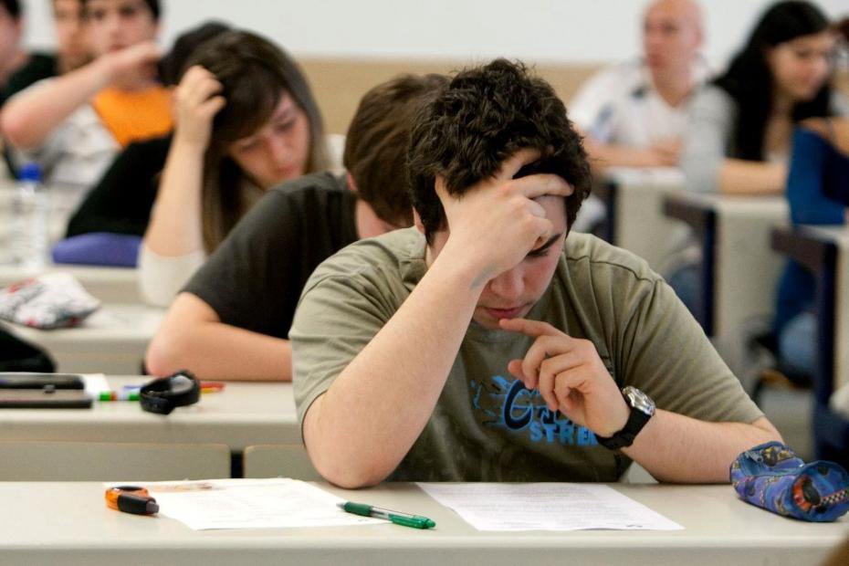 Testele pentru examenele de clasa a IX-a, scurse pe un canal de Telegram. MEC sesizează Poliția