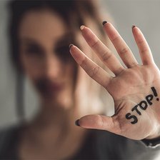 Măsuri noi pentru protecția femeilor împotriva violenței, inclusiv online. Pedepsele pentru hărțuire și căsătorie forțată, înăsprite