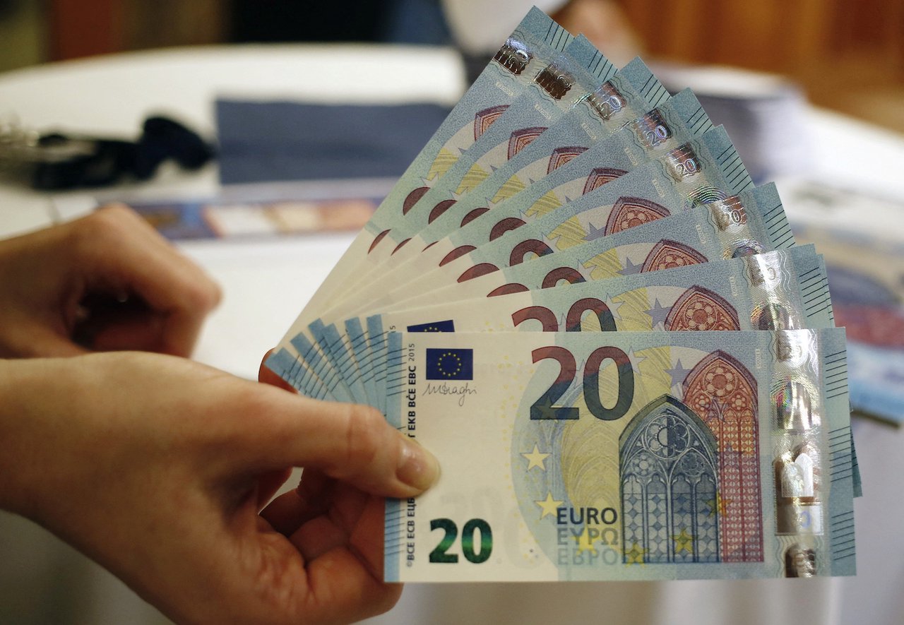 Dreptul de a plăti cash ar putea fi inclus în Constituția Austriei. Cancelarul Nehammer, acuzat că a „furat” ideea de la extremiști