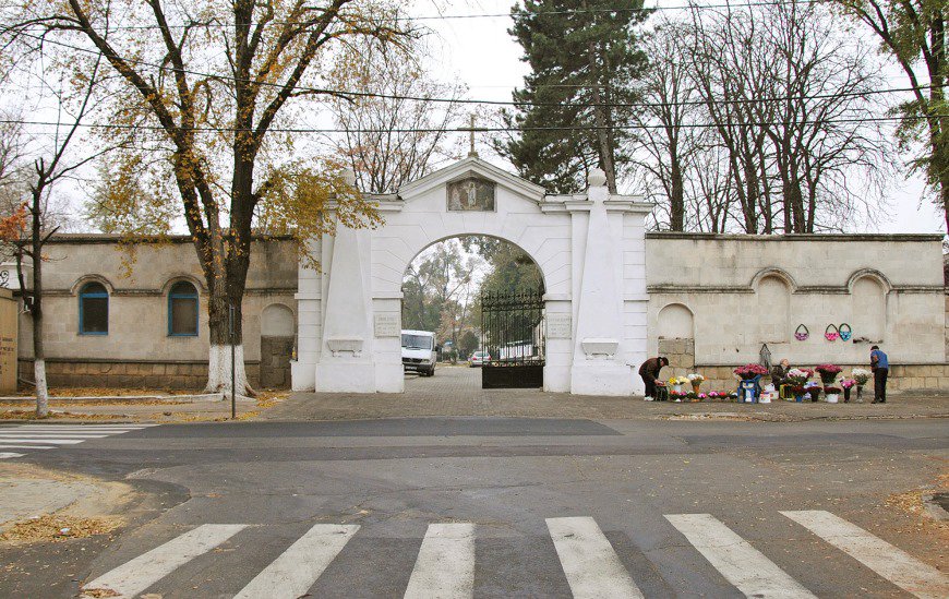 Monumentele funerare obișnuite nu vor necesita avize speciale pentru reconstrucții și amenajări. Precizările Ministerului Culturii