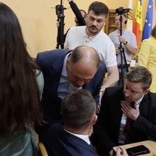 De la insulte, au trecut la îmbrânceli. Dezbateri tensionate la CMC (VIDEO)