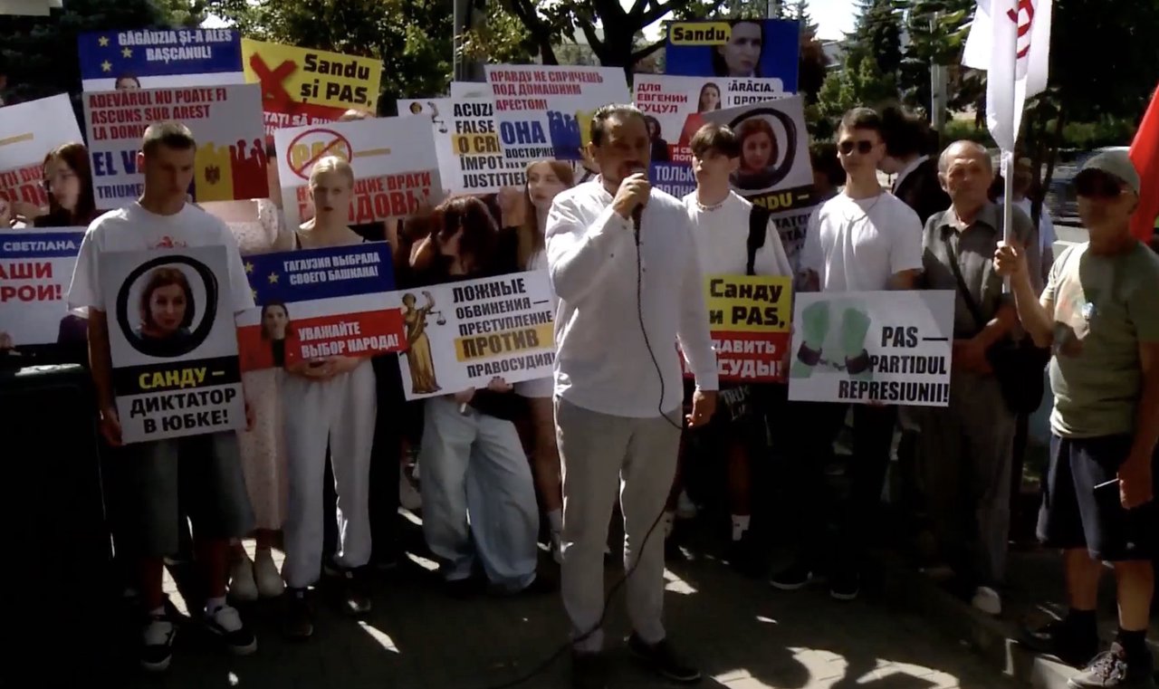Bașcana Găgăuziei, din nou, în fața judecătorilor. În fața Judecătoriei, protest: „Evghenia, eroul nostru” (UPDATE)