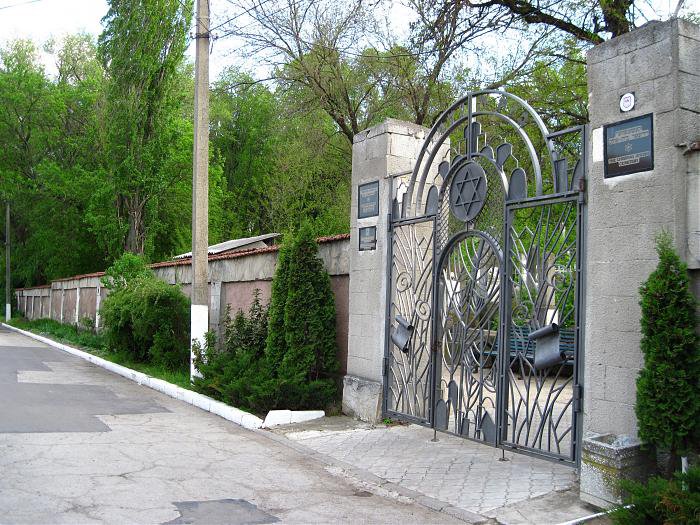 Morminte vandalizate în Cimitirul Evreiesc din Chișinău. Poliția caută persoanele responsabile