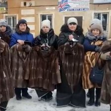 Vieți răscumpărate cu mașini, telefoane sau blănuri. Cum sunt „consolate” rudele rușilor care mor pe front