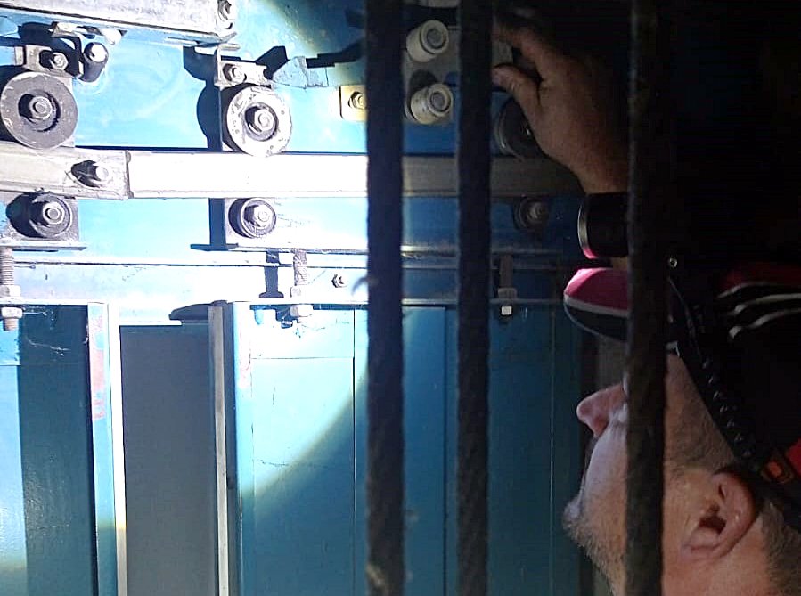 Copilul căzut în golul unui lift rămâne în comă. Starea tehnică a ascensoarelor din Ungheni