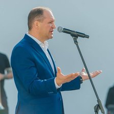Angajați la Primărie, utili la partid? Cum cei 12 consilieri ai primarului promovează activitatea MAN