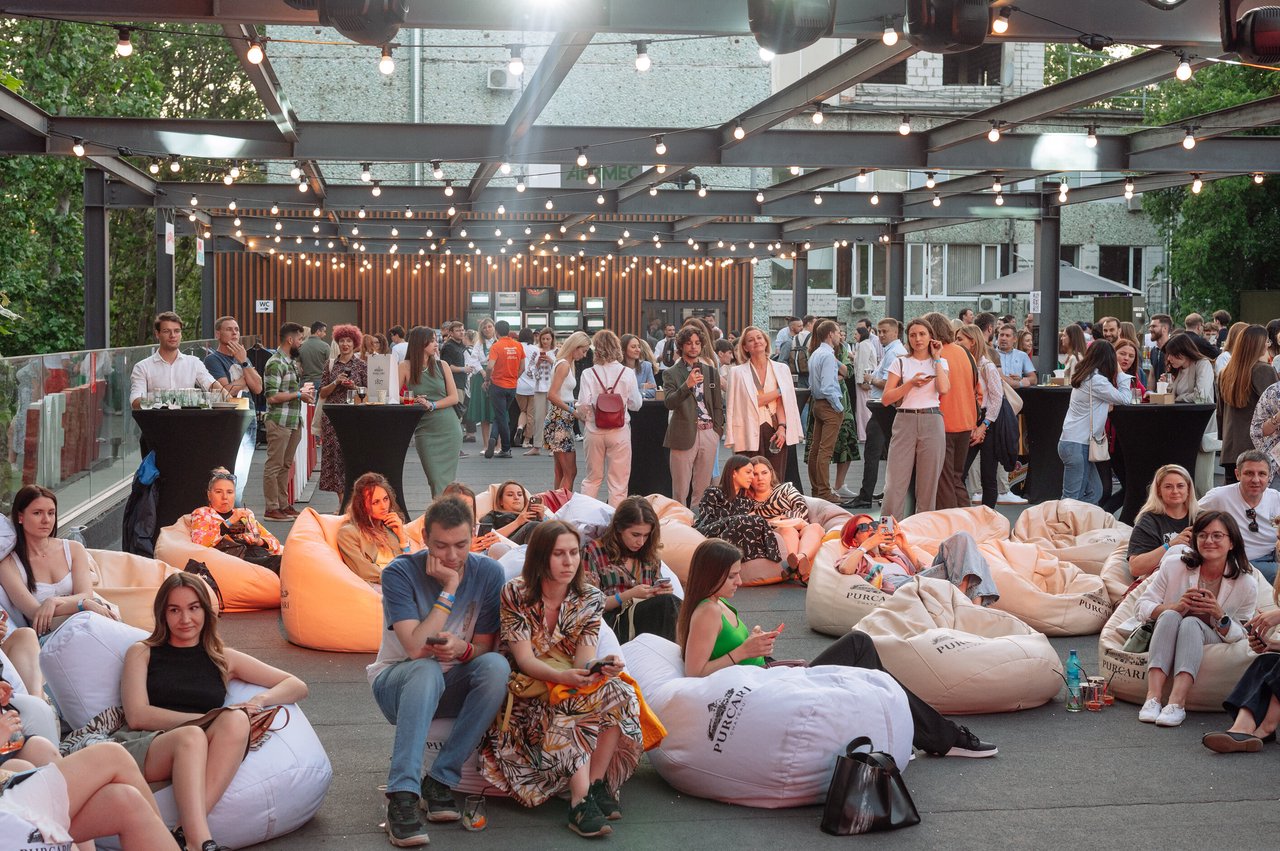 Vrei să vezi cum a fost la cel mai tare eveniment de la începutul acestei veri? Primele imagini de la #ROOFOFFLINE MAD about AD (FOTO)