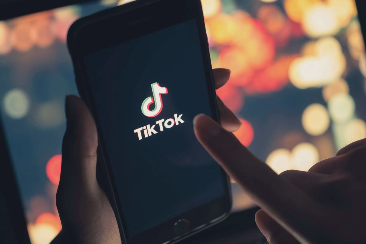 „Paracetamol”, o nouă provocare periculoasă pe TikTok. La ce trebuie să fie atenți părinții