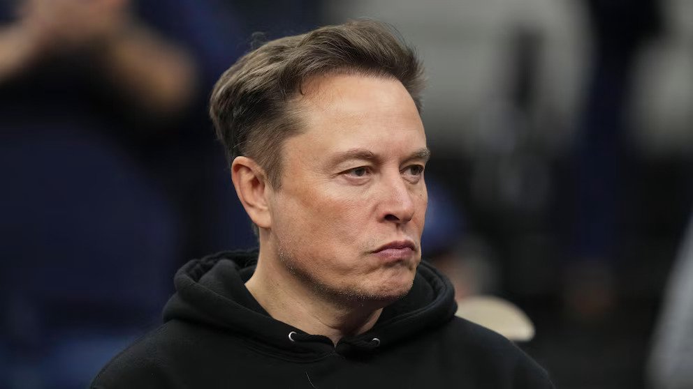 Elon Musk anunță că va petrece mai puțin timp la Washington, după ce Tesla raportează o scădere de 71% a profitului

