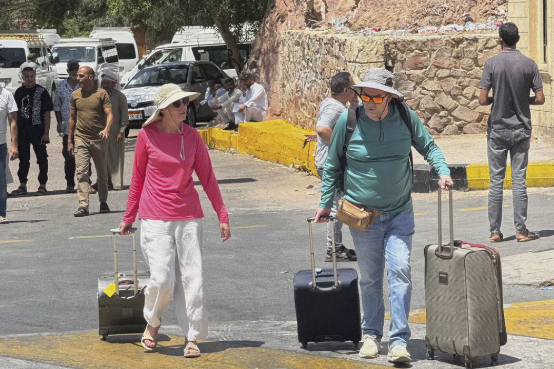Tot mai multe țări europene își evacuează cetățenii din Israel și Iran, pe fondul escaladării conflictului