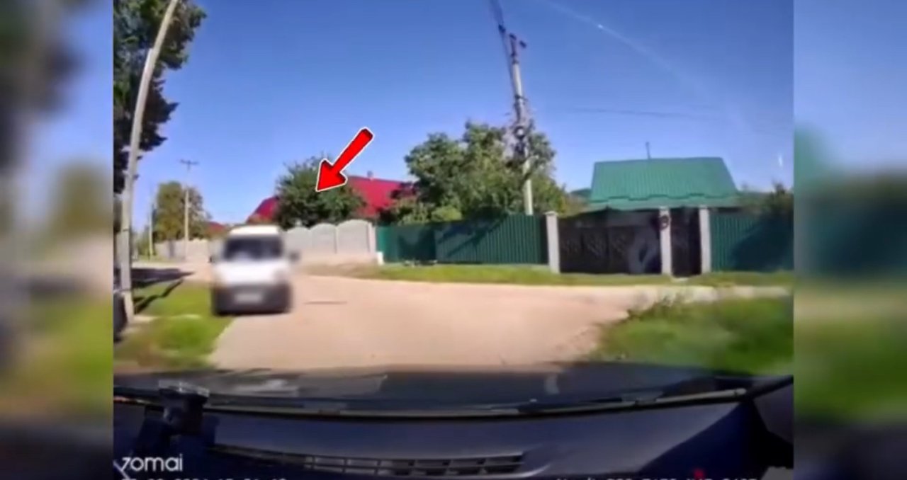 Un copil de 10 ani, filmat în timp ce conduce mașina prin localitate (VIDEO)