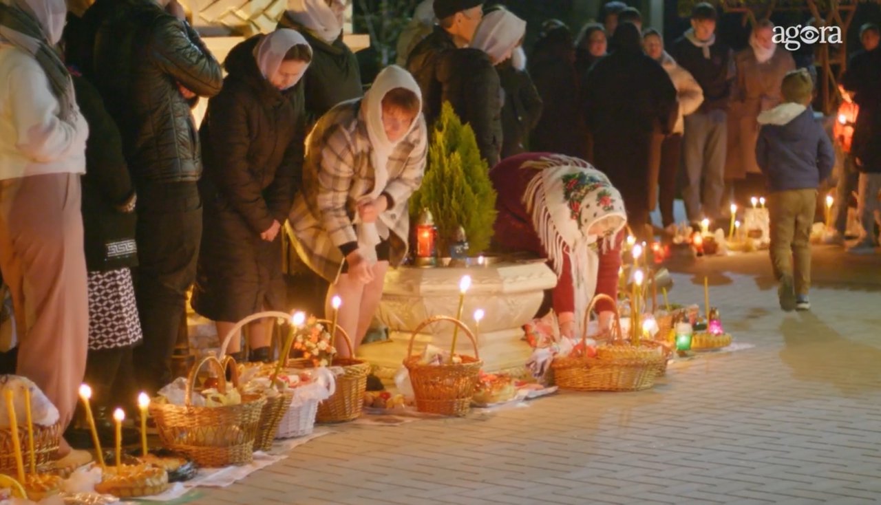 Slujba de Înviere a adunat credincioșii la biserică. Cum s-a sărbătorit Paștele într-un sat din nordul Moldovei (VIDEO)