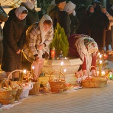 Slujba de Înviere a adunat credincioșii la biserică. Cum s-a sărbătorit Paștele într-un sat din nordul Moldovei (VIDEO)