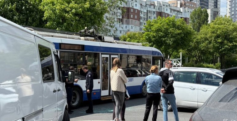 Un troleibuz și două automobile s-au ciocnit în capitală