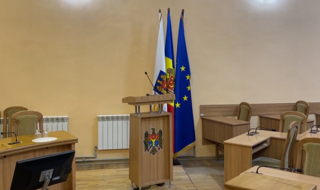 Fără buget, dar cu interdicții pe agendă? CMC a votat împotriva desfășurării manifestațiilor LGBT în Chișinău 