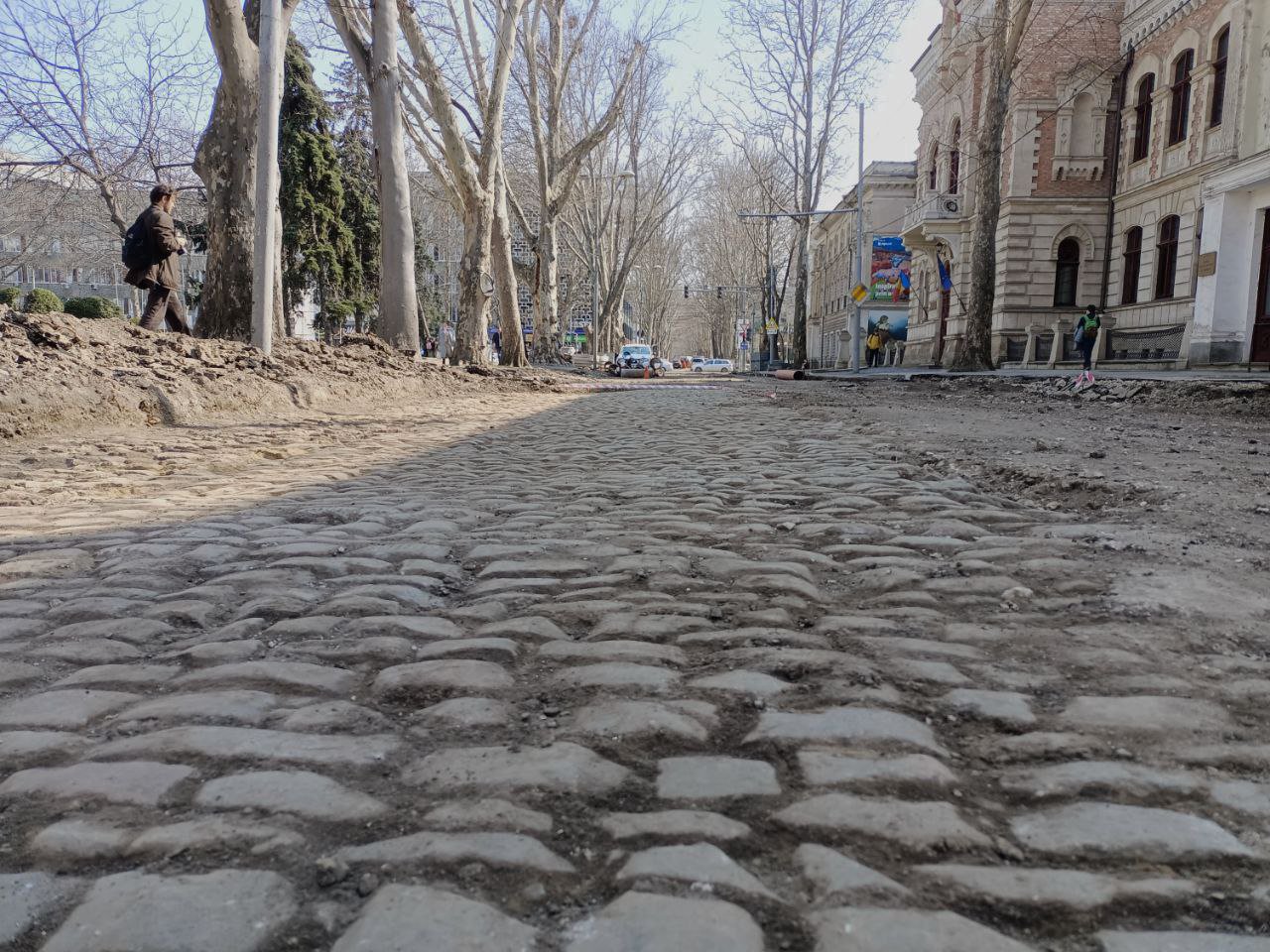 Pavajul de pe 31 august transformă zona într-un segment pietonal. Primăria și ministerul Culturii ar fi ajuns la un consens (VIDEO)