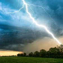 Cod galben de instabilitate atmosferică. Se prognozează averse însoțite de descărcări electrice