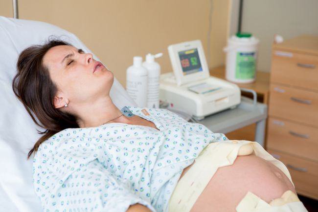 Studiu: Jumătate dintre femeile trecute prin procesul nașterii s-au confruntat cu violență obstetrică în timpul travaliului, nașterii sau examinării ginecologice